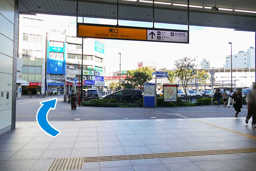「東口」を出て正面の道を進みます