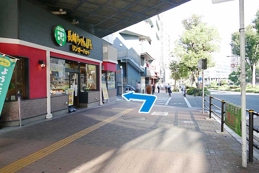 高架下「リンガーハット」の脇道、左の道に入ります