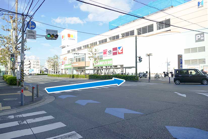 しばらく直進すると正面左に「イトーヨーカドー」が見えます